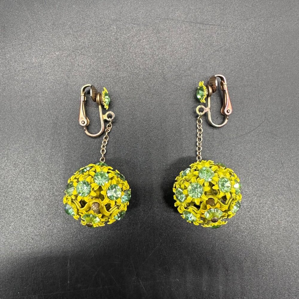 Vintage Clip On Earrings 1960s Flower Power Yellow Green Floral Dangle Drop Ball - Picture 2 of 6